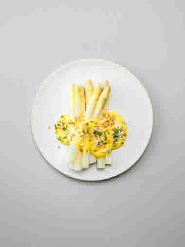 Menyer Vit sparris med mandelhollandaise s.id. 30.jpg