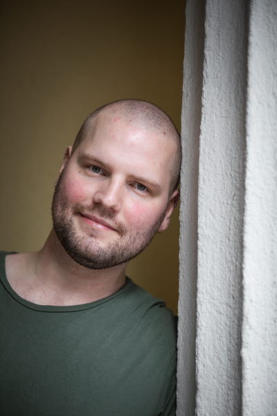 Årets översättarstipendium på 50 000 kr tilldelas Jens Hjälte. Stipendiet delas ut för första gången och ska uppmuntra en nyetablerad översättare under 40 år, med inte fler än två publicerade översättningar av litterära verk bakom sig. Jens Hjälte fyller 30 år senare i höst och är en nyetablerad skönlitterär översättare från norska och engelska.

Juryn motivering Årets översättarstipendium:
Jens Hjälte har i sin översättardebut tagit sig an Jan Kjærstads Slekters gang, 700 sidor släktsaga, apokalyptisk undergångsvision och historieskrivning, full av dolda allusioner, hårda fakta och ren fiktion. Hjälte har hittat ett eget språkligt spår och kommer aldrig så nära originalet att norskan lyser igenom, utan väljer med stor precision de rätta orden och har lika stor omsorg om de små detaljerna som om de stora stildragen.  
