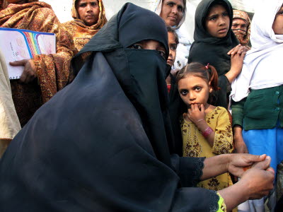 Kvinna i Pakistan  som fortfarande bor i tältläger