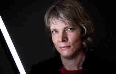 Maria Gunther, vetenskapsredaktör på Dagens Nyheter, får Natur & Kulturs populärvetenskapliga pris 2018 för sin förmåga att vaska fram vetenskapsnyheter och göra dem begripliga för en bred läsekrets. Priset tilldelas personer som på ett kreativt sätt sprider aktuell forskning till allmänheten.