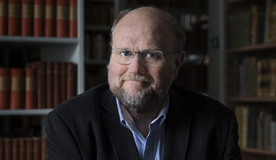 Författaren och litteraturkritikern Ola Larsmo tilldelas Natur & Kulturs kulturpris 2018 för hans stilistiska säkerhet och för att han har skrivit fram en medvetenhet om vilka vi själva är och hur historien har format oss.