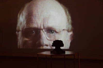 Ola Larsmo tilldelas Natur & Kulturs kulturpris 2018. Förutom 300 000 kr får han även Kunskapens träd, en bronsskulptur av Ernst Nordin