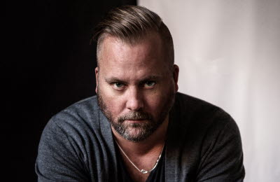 Mårten Schultz blir den första att ta emot Natur & Kulturs populärvenenskapliga pris. Han når en bred publik genom att knyta aktuella händelser till eviga moraliska frågor. På detta sätt blåser han nytt liv i ett ämne som ofta uppfattas som svårtillgängligt, abstrakt och torrt. Mårten Schultz får oss att se juridiken på ett nytt sätt.

Mårten Schultz är professor i civilrätt vid Stockholms universitet och arbetar som forskare och lärare i juridik.

Stockholm 2017.