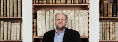 Författaren och litteraturkritikern Ola Larsmo tilldelas Natur & Kulturs kulturpris 2018 för hans stilistiska säkerhet och för att han har skrivit fram en medvetenhet om vilka vi själva är och hur historien har format oss.