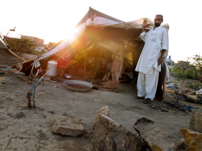 Far och dotter vid ett tält i lägret Tent City uta